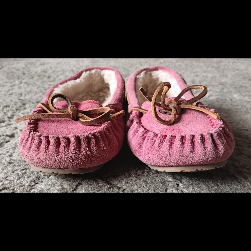🩷 Minnetonka Girls Pink Leather Moccasins Slip On Faux Fur 1 Kids